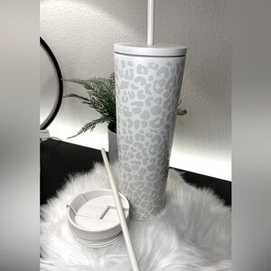 Simple modern GOLD leopard.28 oz stainless steel.
BPA free
